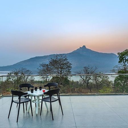 Saffronstays Stargazer, Karjat - Luxury Pool Villa With Lake View المظهر الخارجي الصورة