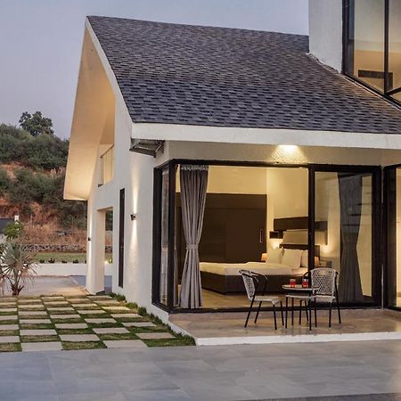 Saffronstays Stargazer, Karjat - Luxury Pool Villa With Lake View المظهر الخارجي الصورة