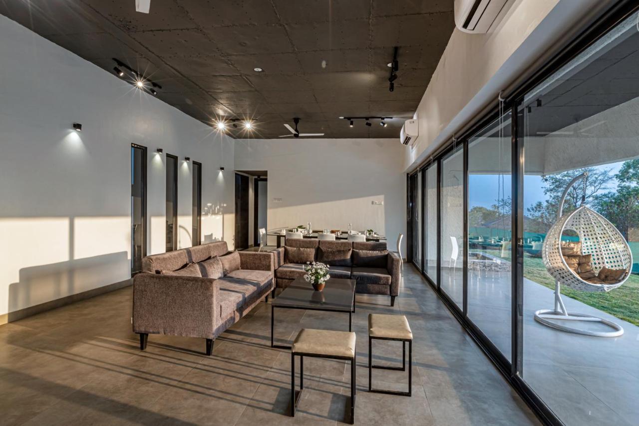 Saffronstays Stargazer, Karjat - Luxury Pool Villa With Lake View المظهر الخارجي الصورة