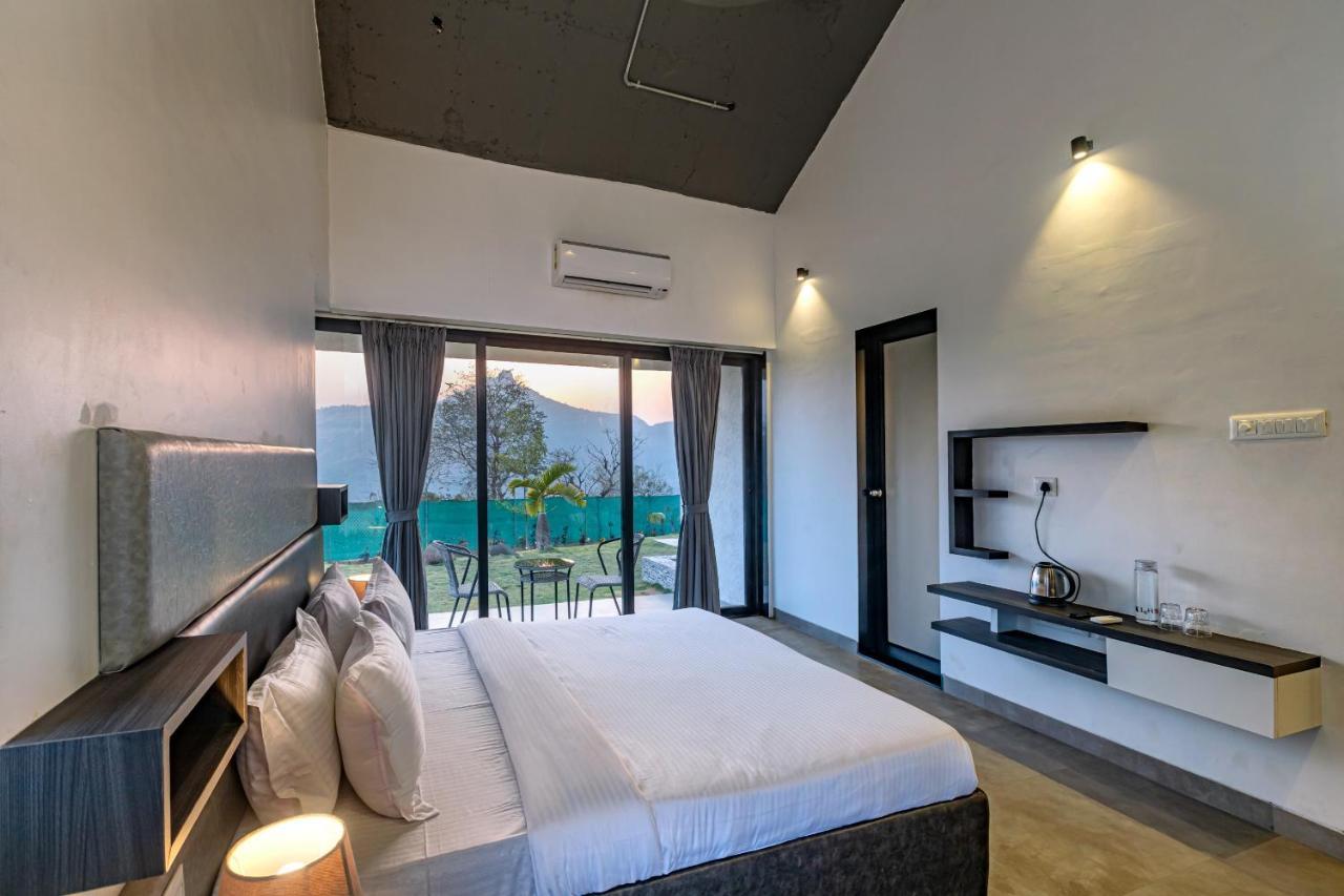 Saffronstays Stargazer, Karjat - Luxury Pool Villa With Lake View المظهر الخارجي الصورة