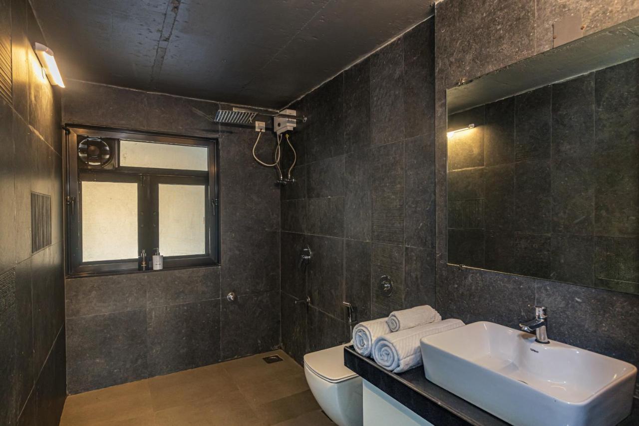 Saffronstays Stargazer, Karjat - Luxury Pool Villa With Lake View المظهر الخارجي الصورة