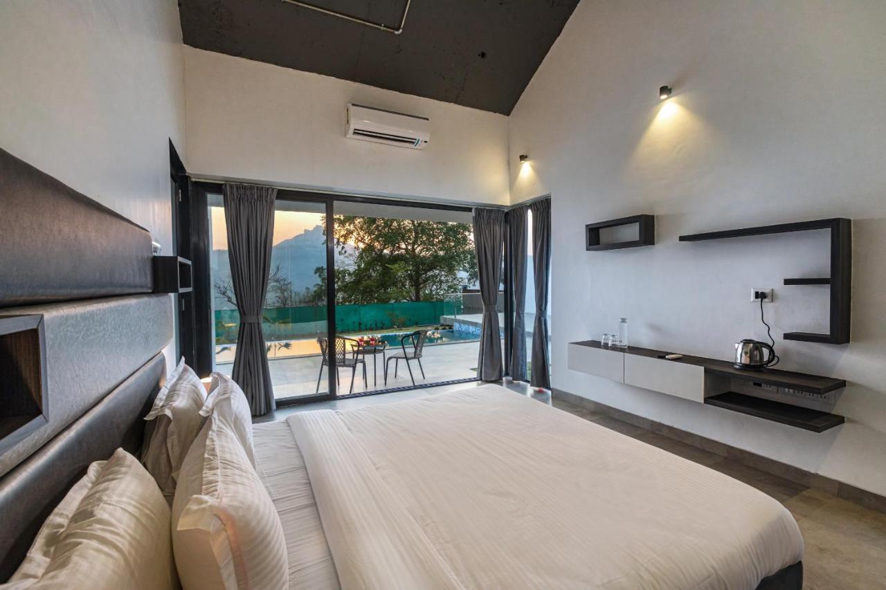 Saffronstays Stargazer, Karjat - Luxury Pool Villa With Lake View المظهر الخارجي الصورة