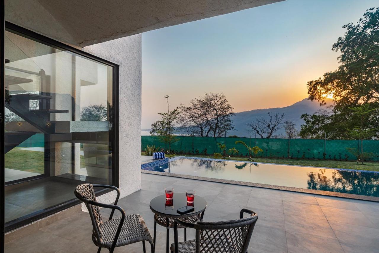 Saffronstays Stargazer, Karjat - Luxury Pool Villa With Lake View المظهر الخارجي الصورة
