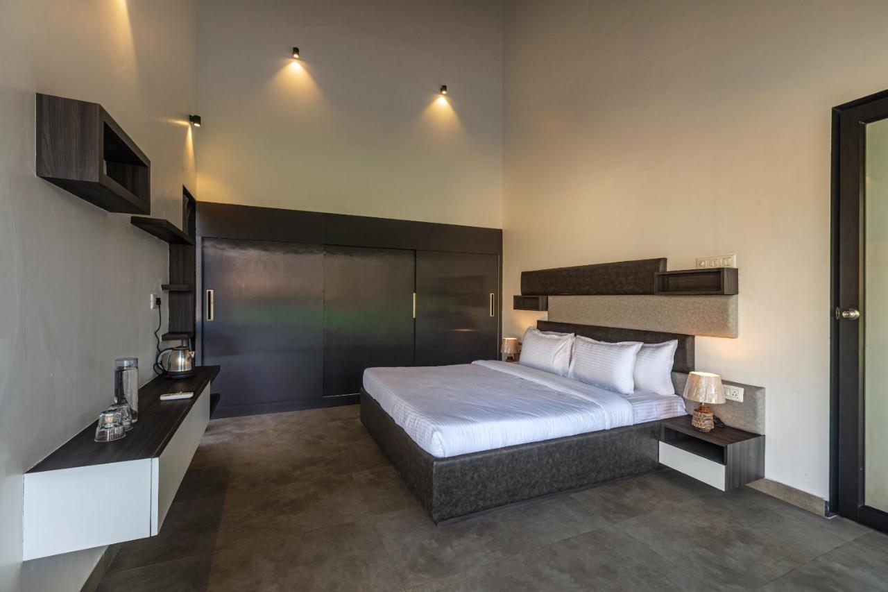 Saffronstays Stargazer, Karjat - Luxury Pool Villa With Lake View المظهر الخارجي الصورة
