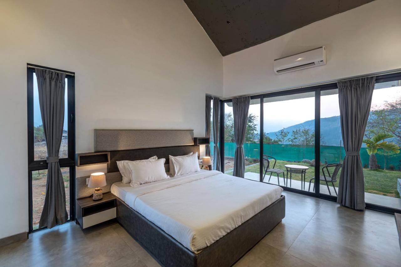Saffronstays Stargazer, Karjat - Luxury Pool Villa With Lake View المظهر الخارجي الصورة