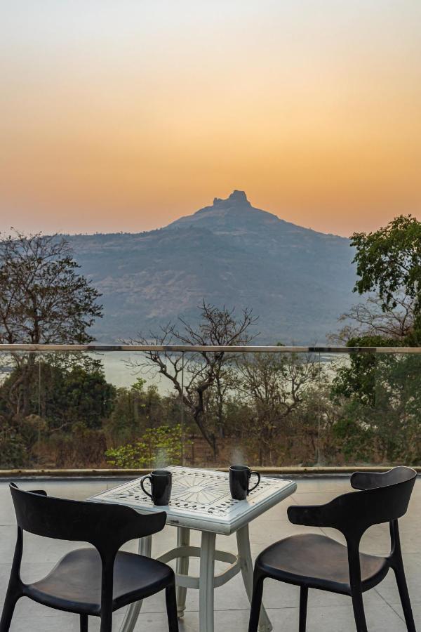 Saffronstays Stargazer, Karjat - Luxury Pool Villa With Lake View المظهر الخارجي الصورة